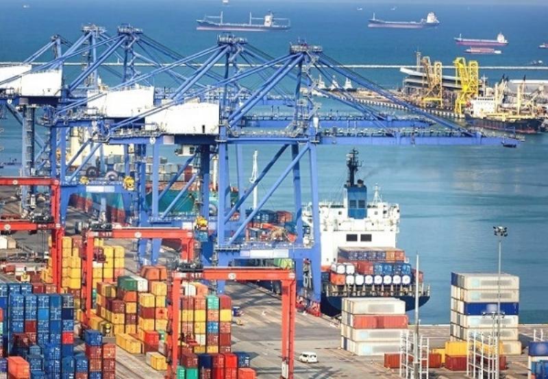 Hình ảnh minh họa khái niệm thâm hụt thương mại với mũi tên nhập khẩu lớn hơn mũi tên xuất khẩu, thể hiện dòng tiền chảy ra nhiều hơn chảy vào.